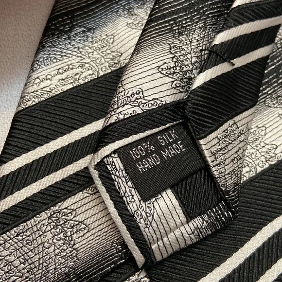 Krimson By Kwame Mens Black & Gray 100% Silk Hand Made Luxury Mens Tie -EUC